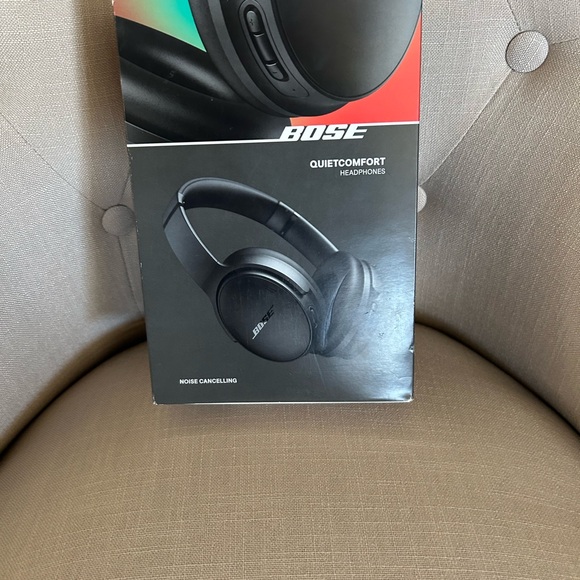 Bose QuietComfort Headphones - Black - Picture 2 of 7